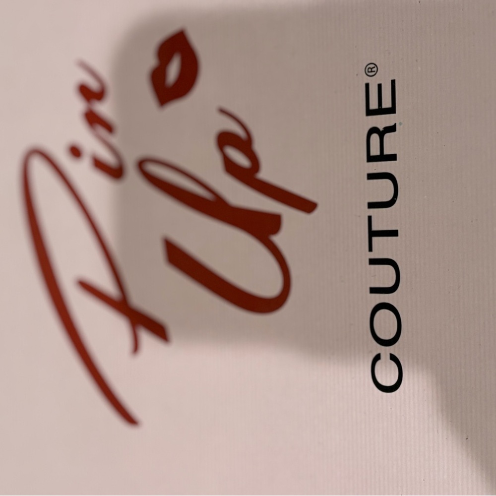 Pin Up Couture Sign